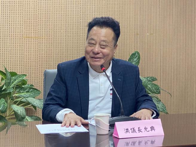縣議長洪允典再拋出成立「金門自治區」守護鄉親的建議。（李金生攝）