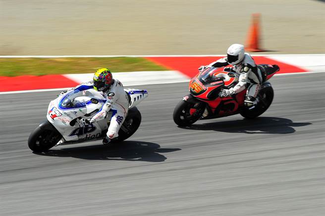 巴西摩托車選手以為自己穩拿冠軍，終點線前放開油門慶祝，沒想到卻被2名選手反超，痛失冠軍寶座。(示意圖/達志影像)