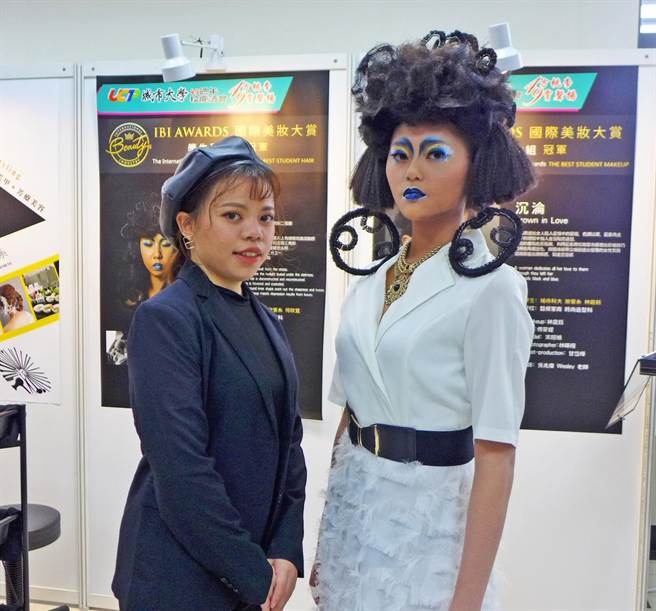台北城市科大妆管系学生何欣宜（左） 第一次参赛就得国际首奖。（台北城市科大提供／林志成台北传真）