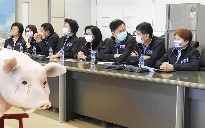 台中市议会国民党团今年底特送给党籍议员一件深蓝色的外套，并车上各自名牌，作为党团组织动员时的统一服装展现新战力。（陈世宗摄）