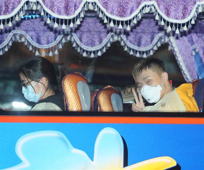 昨114名搭乘华航班机返台，其中1名发烧送往医院，其余113人则搭乘防疫专车前往检疫所。（图／记者陈怡诚摄影）