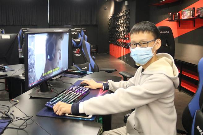 弘光资管系大二学生锺升修虽然行动不便，但努力学习电竞领域知识。（陈淑娥摄）