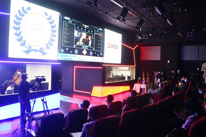 弘光产学合作办英雄联盟电竞赛，现场吸引多人到场观赛。（陈淑娥摄）