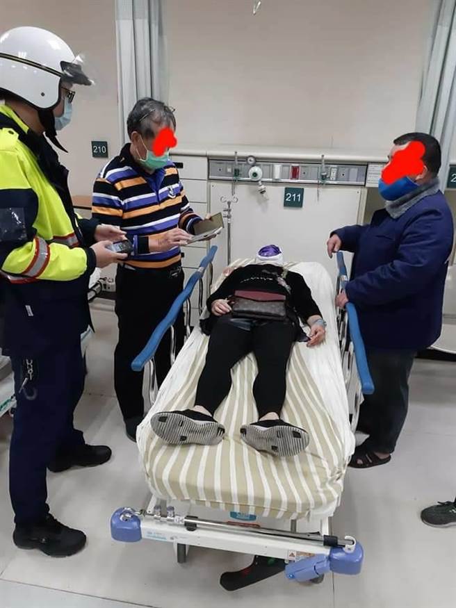 一名林姓妇人26日上午10点多行经仁爱区成功一路时，遭从天而降的铝窗砸伤头部。（翻摄照片／陈彩玲基隆传真）