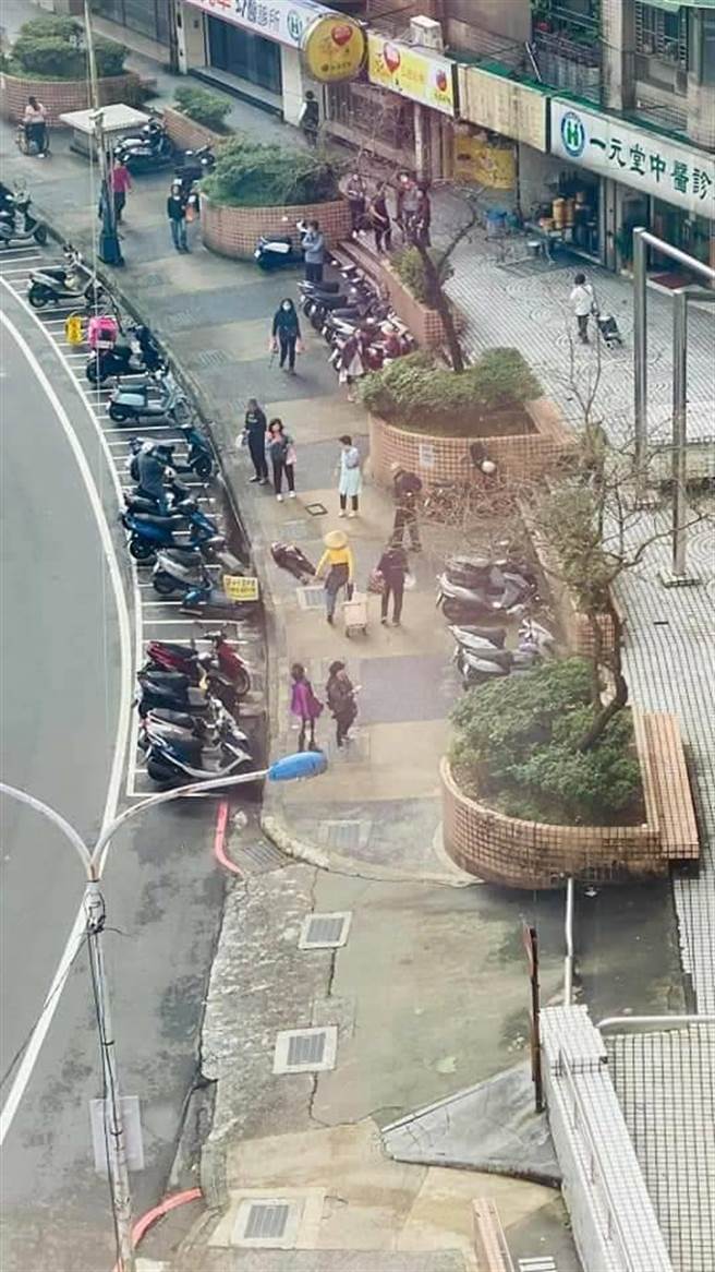 一名林姓妇人26日上午10点多行经仁爱区成功一路时，遭从天而降的铝窗砸伤头部。（翻摄照片／陈彩玲基隆传真）