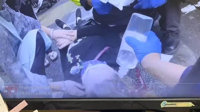 一名林姓妇人26日上午10点多行经仁爱区成功一路时，遭从天而降的铝窗砸伤头部。（翻摄照片／陈彩玲基隆传真）