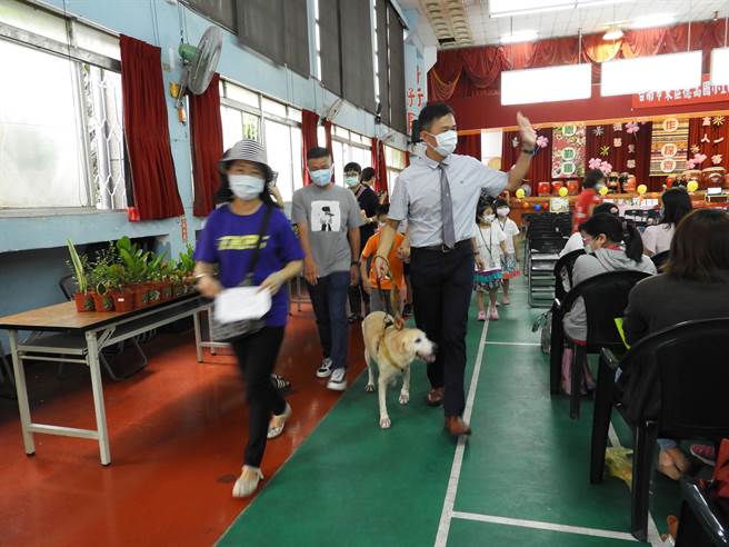 台南市東區德高國小校犬「拉拉老師」，是學生學習生命教育的「良師」之一。（南市府教育局提供／李宜杰台南傳真）