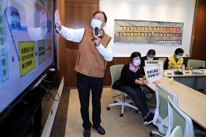 中华医事大学副教授黄焕彰（左一）说明屏东锴霖土资场玻璃纤维树脂粉太空包破包流失的情形。（黄世麒摄）