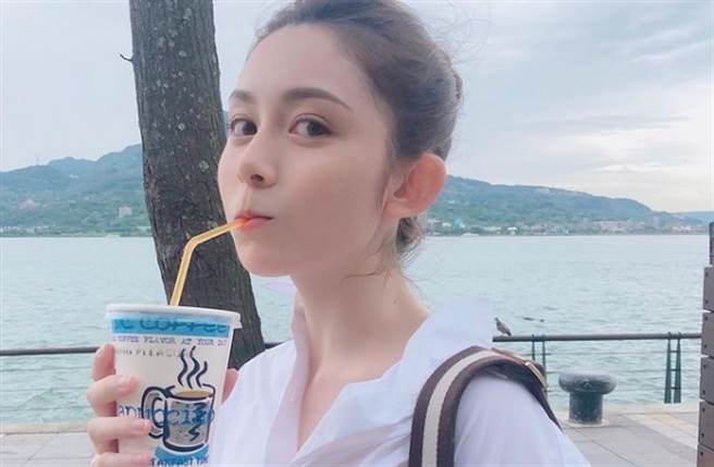 童星出身的吴兆弦，上高中后才渐渐重回世人眼前，混血儿血统让她蜕变成洋娃娃般的美丽女生。(翻摄自吴兆弦IG)