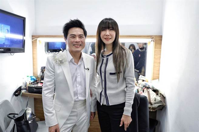 金瑞瑶57岁超冻龄！左为苏明渊。（图／红豆娱乐提供）