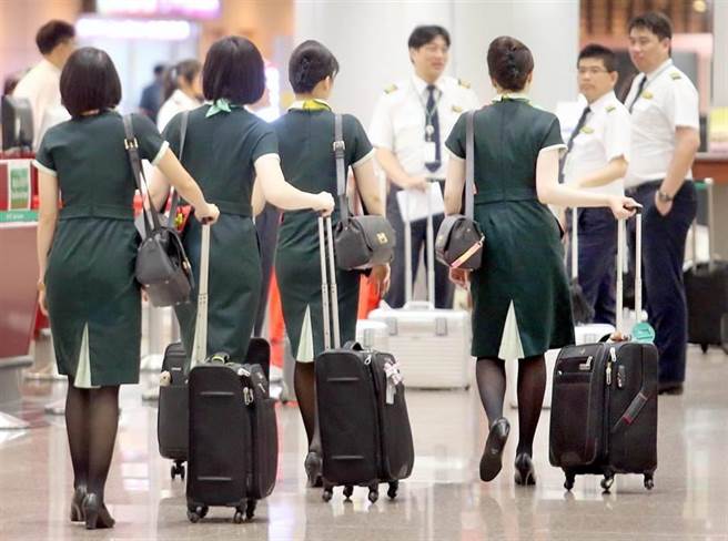 图为刚结束飞行任务的机组员（非当事人）。（本报资料照／范扬光摄）