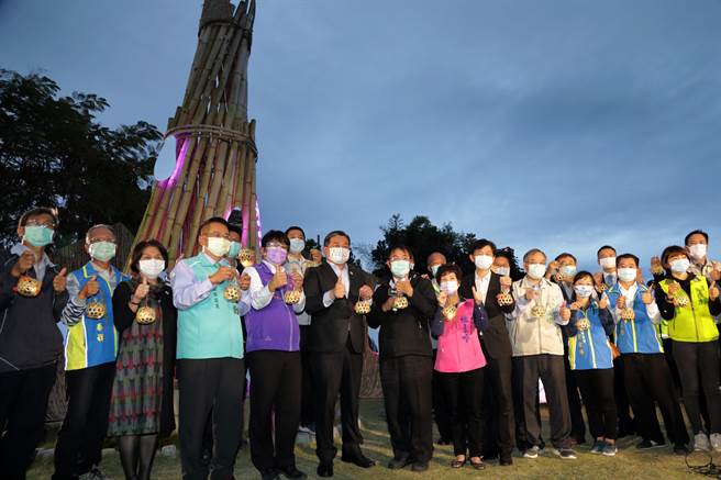 「2020龙崎光节－空山祭」展期为即日起至2021年2月28日，每日门票採限额发售。台南市长黄伟哲（左七）27日晚间也前往开幕。（南市府提供／李宜杰台南传真）