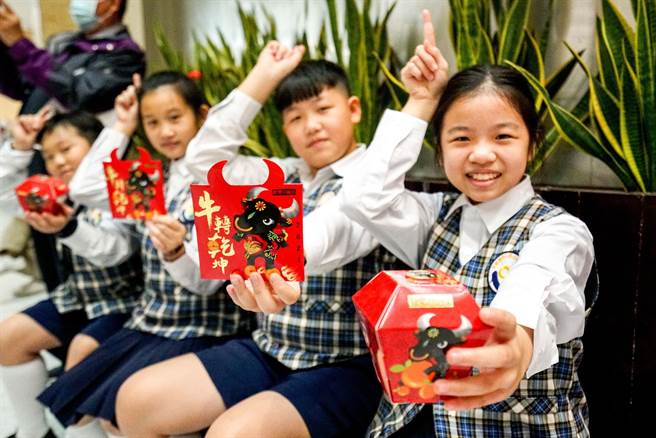 宜蘭縣文化局今天發表歡樂宜蘭年生肖紀念紅包，紀念紅包還可以摺成天燈造型的存錢筒。（李忠一攝）