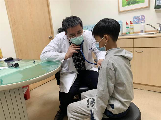 光田综合医院儿科医师江国梁(左)发现门诊中，每到1-2月份癫痫患者特别多(图非患者)。（光田综合医院提供／陈淑娥台中传真）