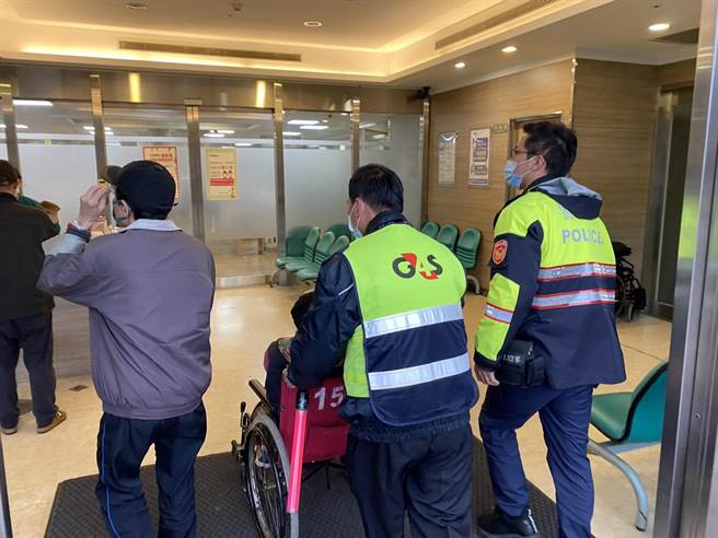 妇人身体不适几近昏厥警协助开道就医。(平镇警分局提供／吕筱蝉桃园传真)