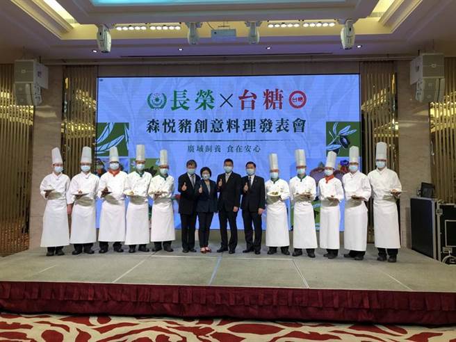 長榮桂冠酒店（台中）總經理許秉勳（右六）：「森悅豬」創意料理帶動營業額成長一成。圖／王淑以