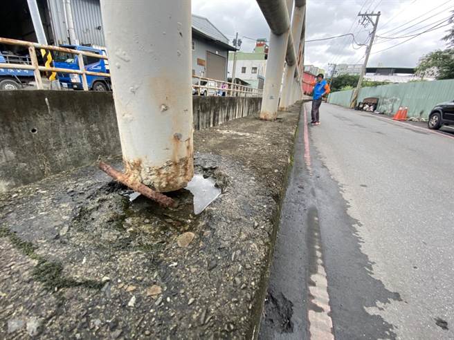 位在新北市樹林區和新莊區交界的成功街，其中一邊護欄已嚴重鏽蝕、搖搖晃晃，當地居民憂心，若有機車擦撞護欄，恐會摔落至數公尺深的水溝裡，（圖由民眾提供）