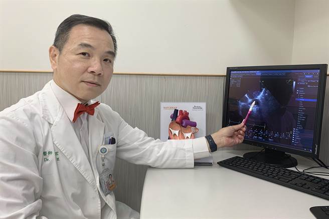 中醫大新竹附醫心臟血管科林醫師指陳翁裝左心耳封堵器後，沒有按醫囑用藥，回診檢查發現長出新生血塊。（羅浚濱攝）