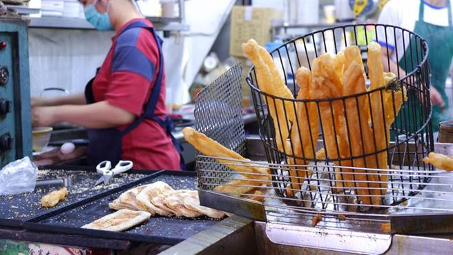 早餐究竟點什麼才能看出老闆的真功夫？不少網友點名蛋餅，直呼這真的需要技術。（圖／示意圖，達志影像）