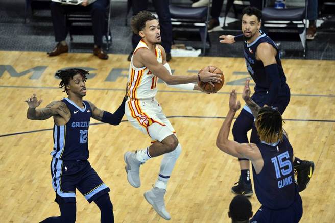 老鹰队崔杨(中)持球衝入灰熊阵中。（美联社资料照）