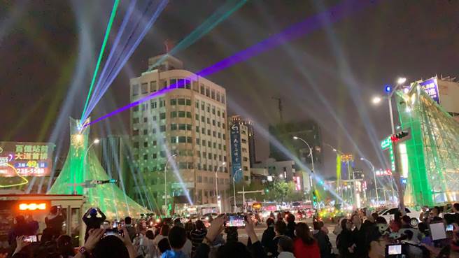 高市府主办「光合作用」灯光秀，未料被抓包设备使用大陆器材挨轰。（柯宗纬摄）