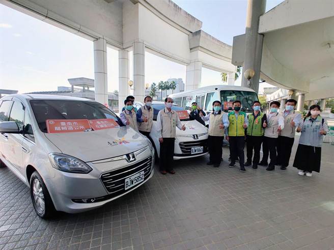 台南市政府社会局辅导南化、左镇、龙崎及楠西等4个偏乡区公所，向卫生福利部申请「推展长照服务资源不足地区交通接送量能提升试办计画」，获补助交通服务车合计4辆，明年1月将正式上路。（洪荣志摄）