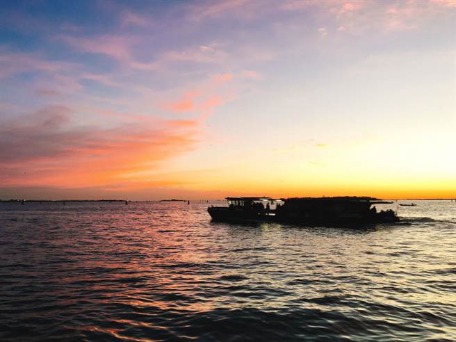 拥有「水都」之称的威尼斯，褪去充满观光客的多拉贡之后，更可以看店与海维生的城市样貌，渔火点点。(图/EVENT365生活志 陈君文 提供)