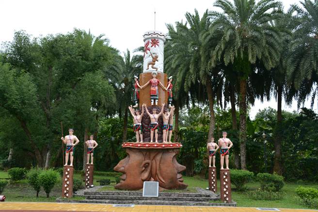 花莲新城乡原住民族主意象太阳神「马拉道」年久陈旧，县议员争取及县府补助下重新修復，同时象徵「找回勇士回家的路」。（罗亦晽摄）