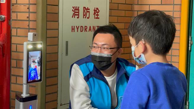 新北市议员王威元28日引进最新「AI智慧人脸辨识测温仪」表示，该系统可辨识人脸、减少量测时间，并将所有数据传至云端系统中。(戴上容摄)