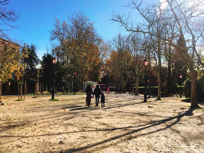 看着GOOGLE找寻城市里的公园，买个冰淇淋跟PIZZA就跳进去或晃或坐，是最令人坏念的时光。(图/EVENT365生活志 陈君文 提供)