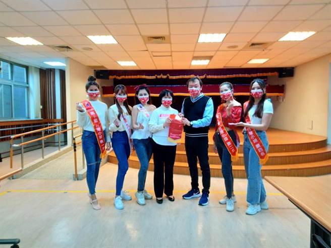 5位台湾小姐到玛利亚基金会表演并捐款献爱。图/业者提供