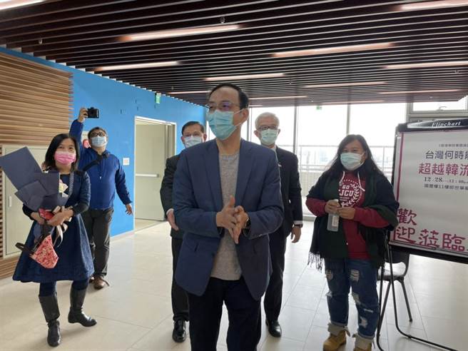 针对罢免莱猪绿委，前国民党主席朱立伦表示，民进党要面对民眾的不满。（李俊淇摄）