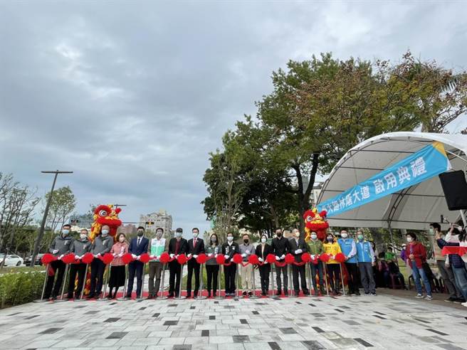 新竹市政府推动「步行城市亮点计画」，打造1.3公里东大路林荫大道28日完工启用，友善步行城市再向前跨一大步。（陈育贤摄）