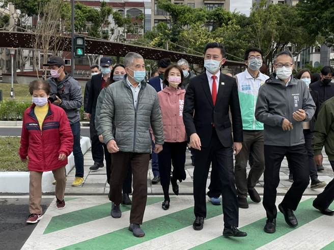 新竹市长林智坚（中）表示，此次将1.3公里的东大路变身林荫大道，让原本的道路变的好走、好看、好生态。（陈育贤摄）