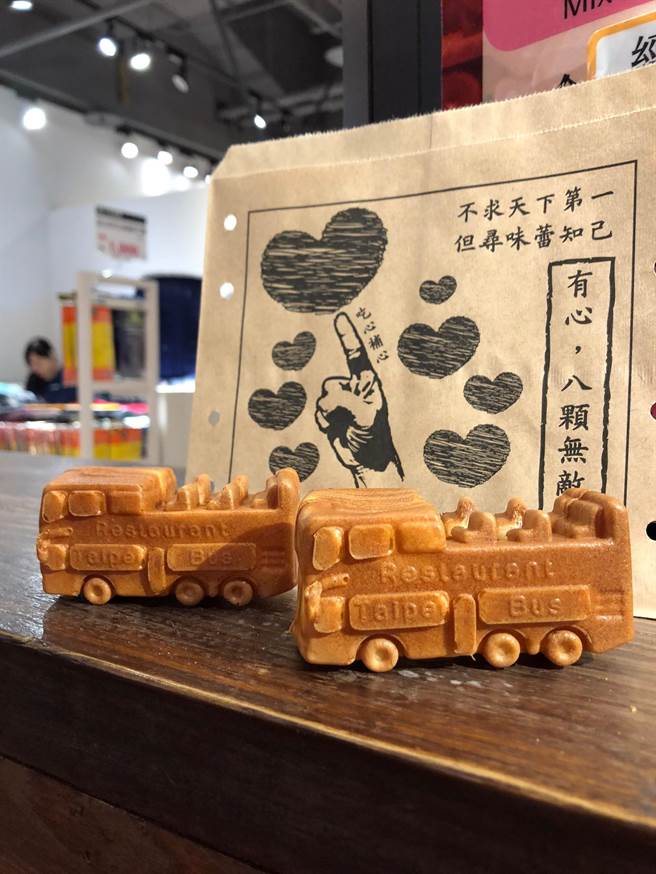 台北101明年1月至6月12歲至59歲成人/移工每人平日300元、假日420元，購票加美食街指定手搖飲、89樓雙層巴士造型雞蛋糕，每日限量600份。（台北101提供）