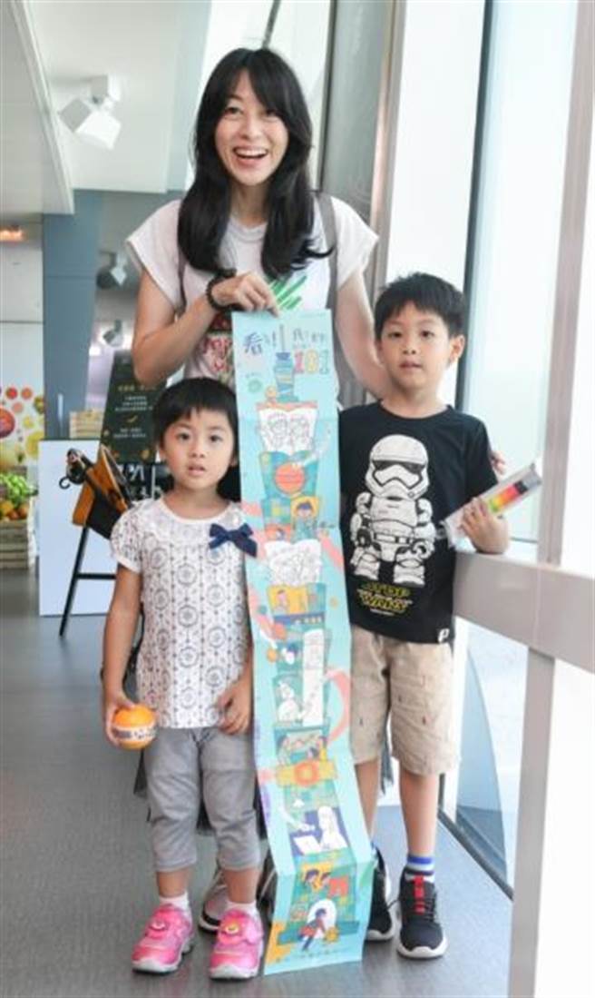 由於台北101觀景台受親子客歡迎，邀專門設計教材的「美感細胞」設計幼幼班到中高年級的學習單。（台北101提供）