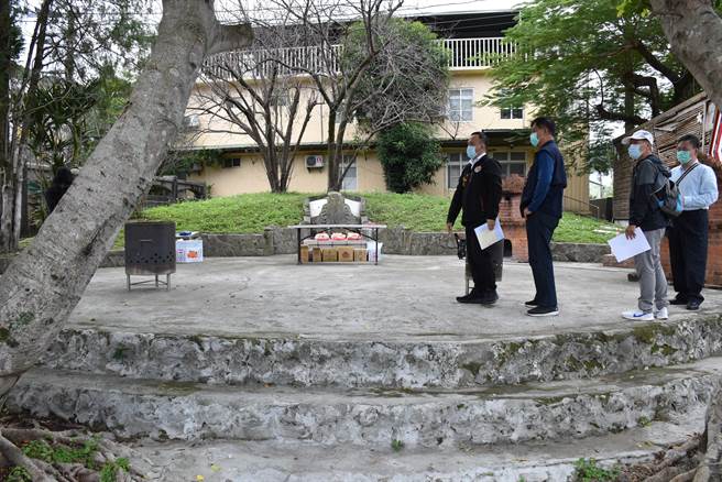 南庄事件中遭日人誘捕襲殺的受害者遺骨，目前埋葬在南庄國中側校門旁的萬善義塜內。（謝明俊攝）