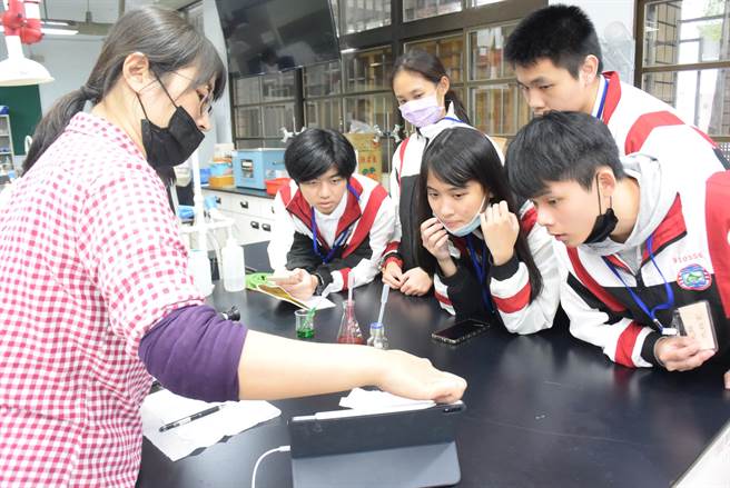 新北市立三重高中於12月25日舉辦「科學實創人才培育計畫」活動，融入時下最新穎的實境解謎設計，為學生帶來前所未有的學習體驗。（三重高中提供／戴上容新北傳真）