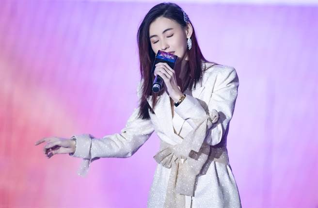 张柏芝商演现场照非常美好，但当天影片被曝光，声音上却是悲剧大走音。(翻摄自张柏芝工作室微博)