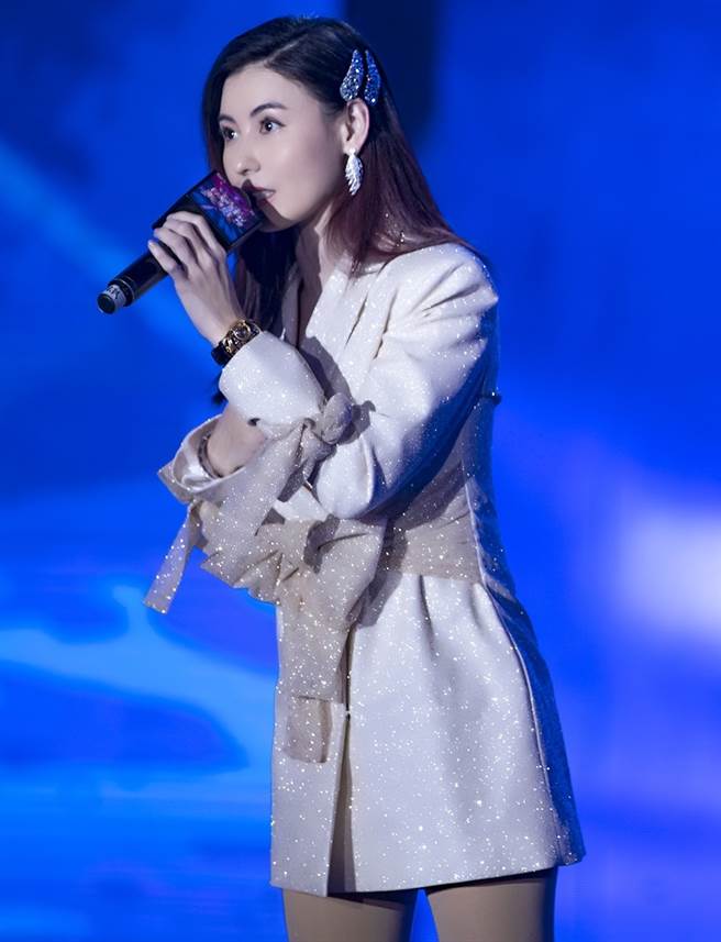 张柏芝虽然嗓音不佳，但演出时仍相当卖力投入。(翻摄自张柏芝工作室微博)