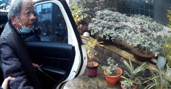 竹南警分局造桥所员警协助汤姓失智老翁回家。（竹南警分局提供／谢明俊苗栗传真）