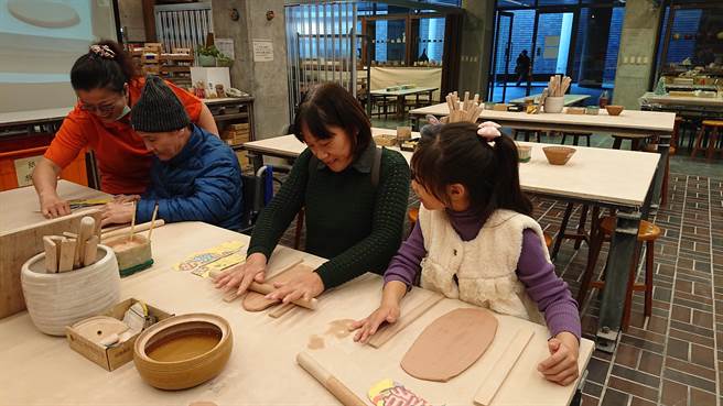 陶博馆与新北市卫生局合作推出「復能小旅行」计画，让失能长者能踏出户外，达到职能治疗目的，获得国健署「台湾健康城市暨高龄友善城市」不老奖肯定。（图由莺歌陶瓷博物馆提供）