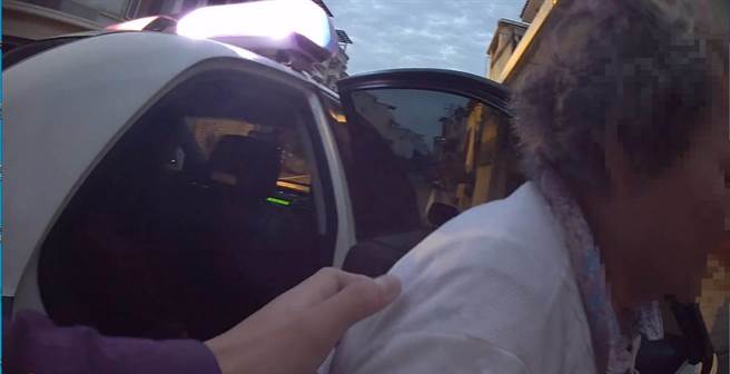 竹南警分局竹南所员警协助失智老妇回家。（竹南警分局提供／谢明俊苗栗传真）