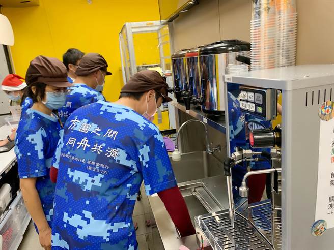 高雄市方舟就業服務協會在中央公園捷運站成立庇護商店，無奈近日因疫情關係，部分訂單被取消。（柯宗緯攝）