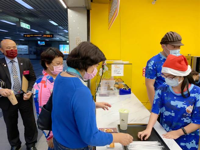 高雄市方舟就業服務協會在中央公園捷運站成立庇護商店，無奈近日因疫情關係，部分訂單被取消。（柯宗緯攝）