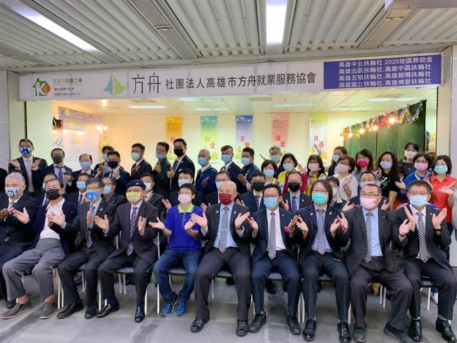 高雄中北扶輪社等團體捐助50萬元，協助高雄市方舟就業服務協會庇護商店進行技能訓練。（柯宗緯攝）