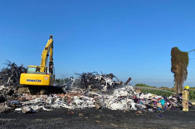 台南市盐水区27日深夜的工厂火警，因堆积的泡棉延烧，火势将近12小时才完全扑灭，动员警义消近百人次，累得人仰马翻，经初步勘查火场，不排除有人为纵火可能性，将深入调查。（庄曜聪摄）