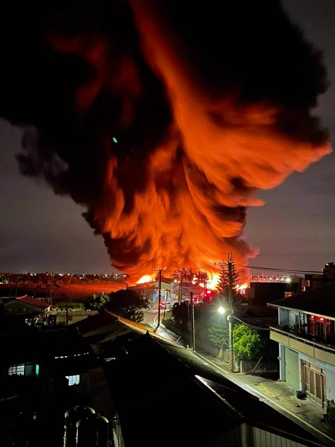 台南市盐水区27日深夜的工厂火警，因堆积的泡棉延烧，火势将近12小时才完全扑灭，南市府环保局也一度发出空污警报，呼吁周边民眾紧闭门窗避免出门。（读者提供／庄曜聪台南传真）