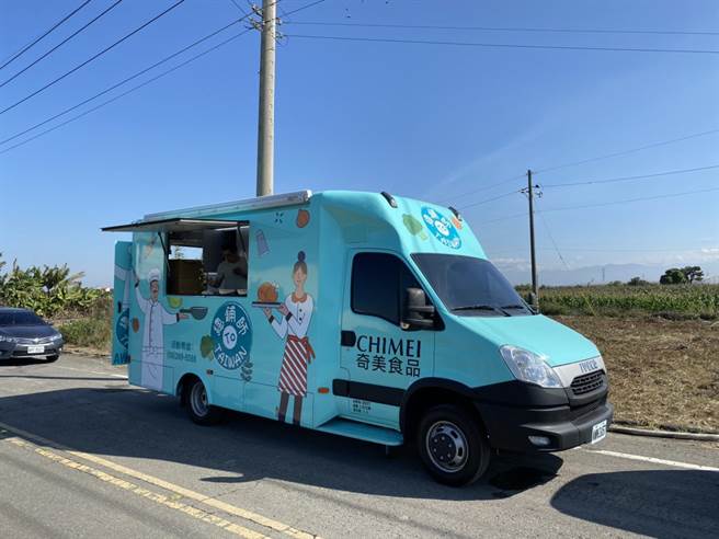 奇美食品出动热食餐车，让现场救灾人员能有热食可吃。（南市府消防局提供／庄曜聪台南传真）