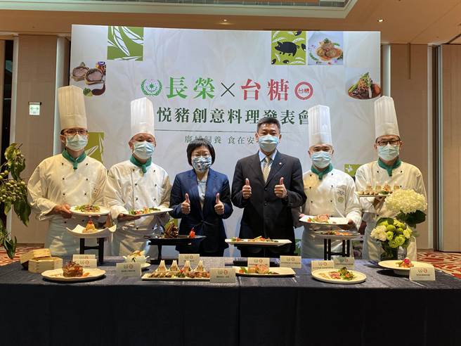 台糖在台中長榮飯店公開發表育種十年、媲美伊比利豬的「森悅豬」，首波將與長榮桂冠合作推出限量料理。（馮惠宜攝）